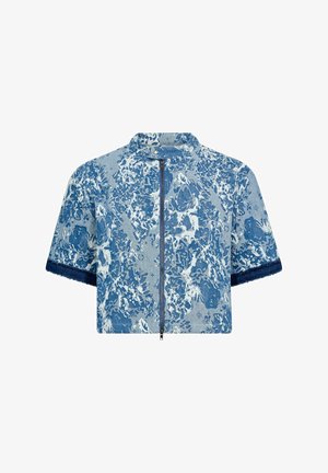 Chaqueta de manga corta con estampado floral azul, con cierre de cremallera y un dobladillo suave y deshilachado. El material parece texturizado y ligero.