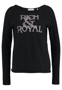 Maglietta nera a maniche lunghe con lettering in strass argento che dice "RICH & ROYAL", con scollatura ampia e texture morbida.
