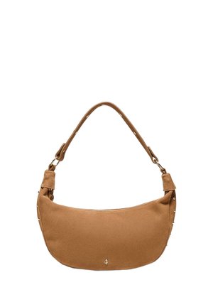 Brun ruskinds halv-måne håndtaske med justerbar rem, guldfarvede nitter langs kanterne og lille guldemblem på forsiden midt på.