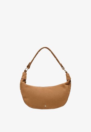 Braune Halbmond-Handtasche aus Wildleder mit verstellbarem Riemen, goldfarbenen Nieten entlang der Kanten und kleinem goldfarbenem Emblem vorne in der Mitte.