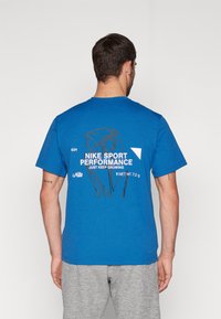 Nike Performance Camiseta estampada - court blue pink foam