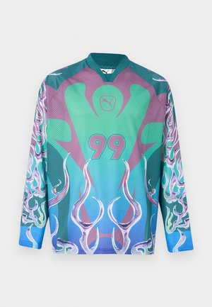Maillot de sport à manches longues avec un dégradé de couleurs turquoise, violet et bleu, motifs de flammes sur les manches, numéro 99 à l'avant, et logo Puma sur la poitrine.