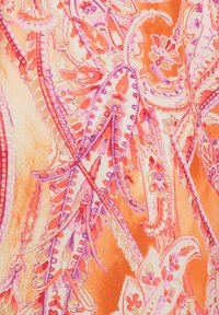 Lebendige Stoffe mit einem orangen Hintergrund, der komplexe rosa und lila Paisley- sowie Blumenmuster zeigt. Glatte Textur, leichtes Design.