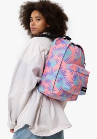 Eastpak OUT OF OFFICE - Mochila - brize pink grade