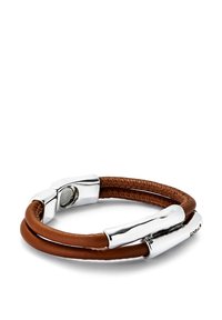 Pulsera de cuero con dos hebras marrones y detalles de metal plateado. Presenta una textura trenzada y componentes cilíndricos redondeados.