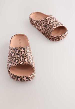 Natikači odprtih prstov iz prožnega materiala, z roza osnovo črnim leopardjim vzorcem in teksturiranim podplatom.