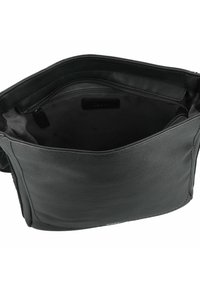 Borsa a mano in pelle nera con una texture liscia, dotata di una tasca interna con zip e di un ampio scomparto principale. Cuciture a vista lungo i bordi.