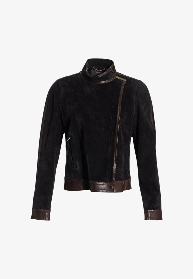 Veste en daim noir avec garniture en cuir marron foncé sur le col, les poignets, l'ourlet et une fermeture éclair asymétrique à l'avant avec capuche.