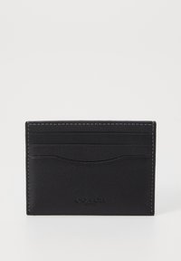 Schwarzer Leder-Coach-Kartenhalter mit vier Kartenfächern und geprägt Logo auf der Vorderseite, vor weißem Hintergrund gezeigt.