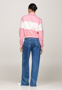 Tommy Jeans BADGE - Ilgarankovis viršutinės dalies drabužis - ballet pink multi