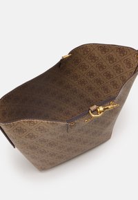 Borsa tote a motivi marroni con una forma strutturata, cerniera in metallo dorato e un interno a texture liscia che presenta lo stesso motivo.