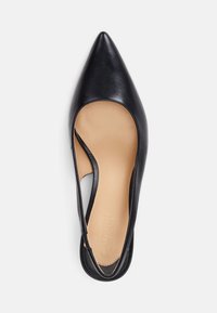 Must musta point-toe slingback kingad lõikega disainiga ja beeži siseosaga. Sile tekstuur ja minimalism.