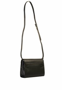 Borsa a tracolla nera in pelle con una forma strutturata, pattina frontale piatta, tracolla regolabile e minimi dettagli hardware. Texture liscia.