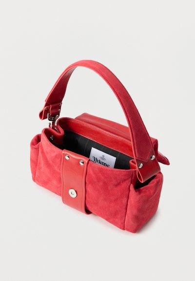 Κόκκινη τσάντα από σουέντ με φαρδιά λαβή, μπροστινό κούμπωμα με πάτημα, πλαϊνές τσέπες και ορατή εσωτερική ετικέτα με την επιγραφή "Vivienne".