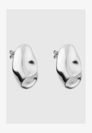 Orecchini a chiodo in argento con una forma organica, caratterizzati da superfici lisce e lucide e curve sottili. Nessun motivo visibile o decorazioni.