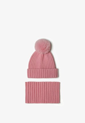 Roze gebreide muts met een pompon bovenop, voorzien van een geribbelde textuur, vergezeld van een bijpassende geribbelde halswarmer.