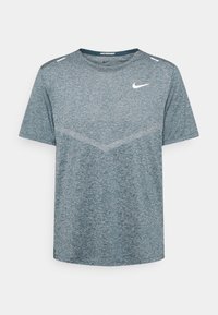 Nike löpar-T-shirt i melerad mörkblå tyg, kortärmad, rund halsringning, med subtila sömnadsmönster och en logotyp på bröstet.
