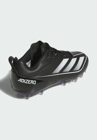 Scarpa da calcio nera con tomaia sintetica, accenti a strisce bianche e tacchetti trasparenti. Presenta il logo "ADIZERO" sul tallone.