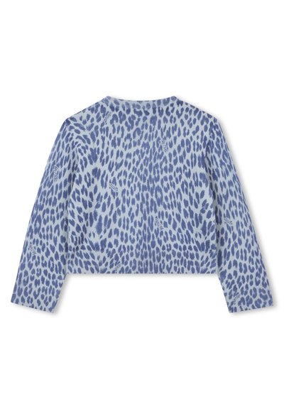 Pull court bleu clair avec un motif léopard. Il possède des manches longues, un ourlet côtelé et un tissu doux et texturé.