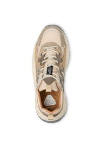 Sneaker con tomaia crema, accenti in suede beige e dettagli grigi testurizzati. Presenta lacci tondi, un sottopiede in sughero e una suola con motivo.