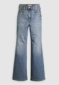 Jean bleu taille haute avec un léger évasement en bas, bouton devant et design cinq poches, présenté sur un fond uni.