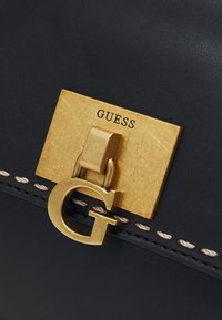 Guess STEPHI HANDLE FLAP - Sac à main - schwarz