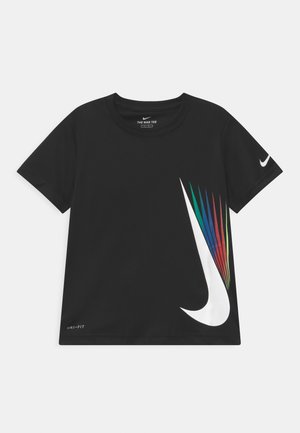 Czarny T-shirt Nike Dri-FIT z krótkim rękawem z dużym białym logo i wielokolorowymi smugami po prawej stronie oraz małym logo na lewym rękawie.