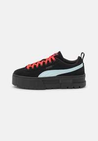 Sneakers platform in suede nero con dettagli laterali azzurri e stringhe rosse brillanti. Presentano una suola nera spessa e un logo in contrasto.