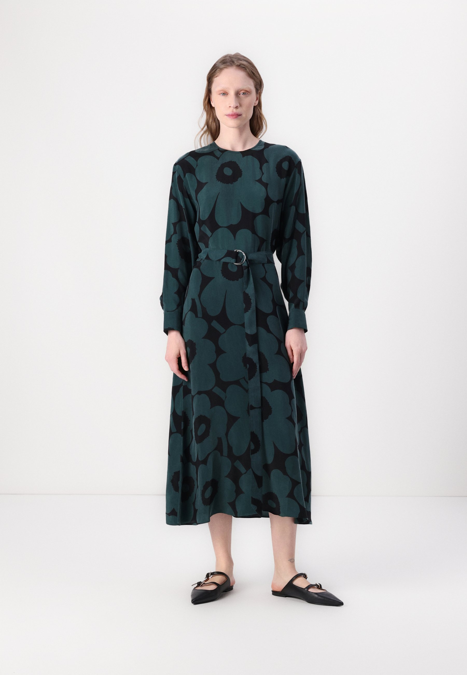 green emerald velvet dress Marimekko Simpukka Unikko Sleeveless Dress, Blue With Green Flowers main image 0