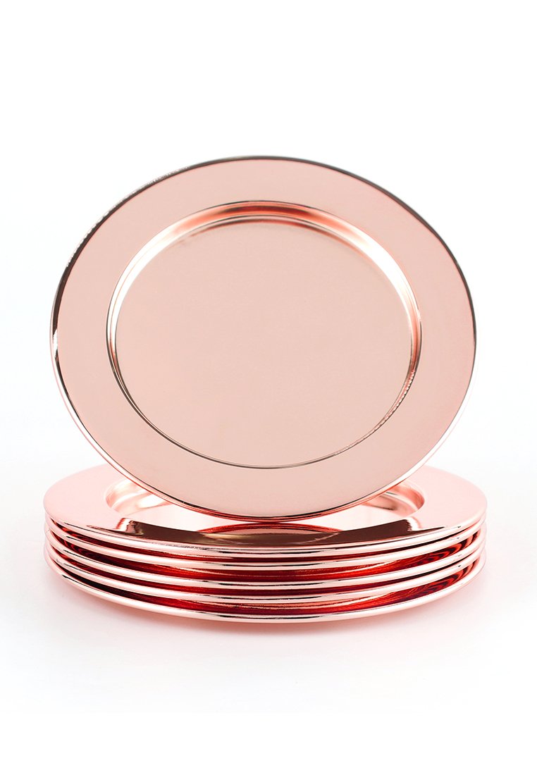 Set von sechs runden Tellern aus poliertem Roségoldmetall, mit einer glatten Oberfläche und einem dezenten Kantenprofil für ein elegantes Erscheinungsbild.