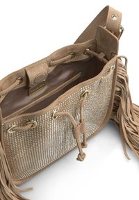 Tan suède handtas met een gaasontwerp, trekkoordsluiting, gouden hardware accenten, binnenzakken en franjes aan de zijkant.