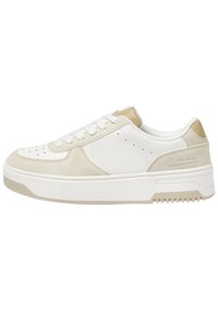 Białe i kremowe sneakersy z połączeniem gładkiej skóry i zamszu, z grubą podeszwą, okrągłym czubkiem oraz minimalnymi akcentami perforacji.