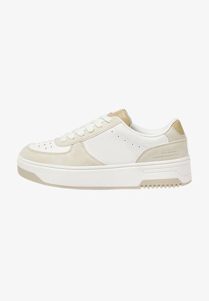 Valkoinen ja kerma sneaker, jossa on yhdistelmä sileää nahkaa ja mokkaa, paksu pohja, pyöreä kärki ja minimaalinen reikäkoristelu.