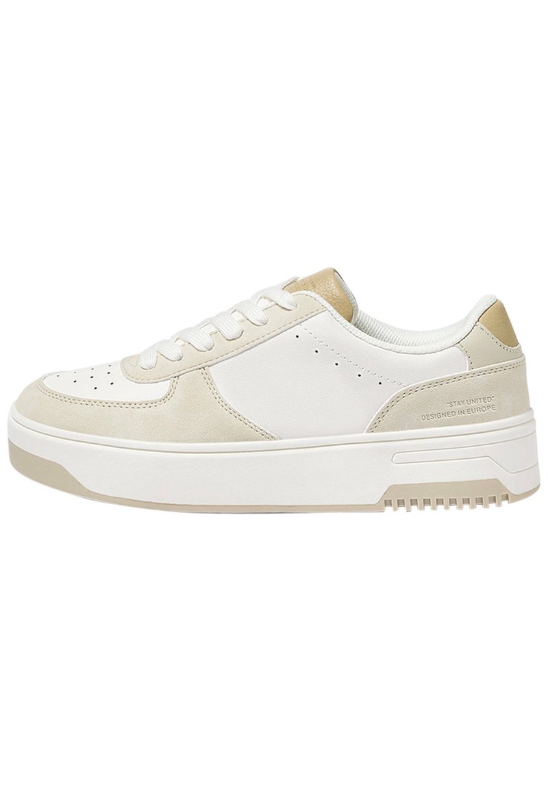 Białe i kremowe sneakersy z połączeniem gładkiej skóry i zamszu, z grubą podeszwą, okrągłym czubkiem oraz minimalnymi akcentami perforacji.