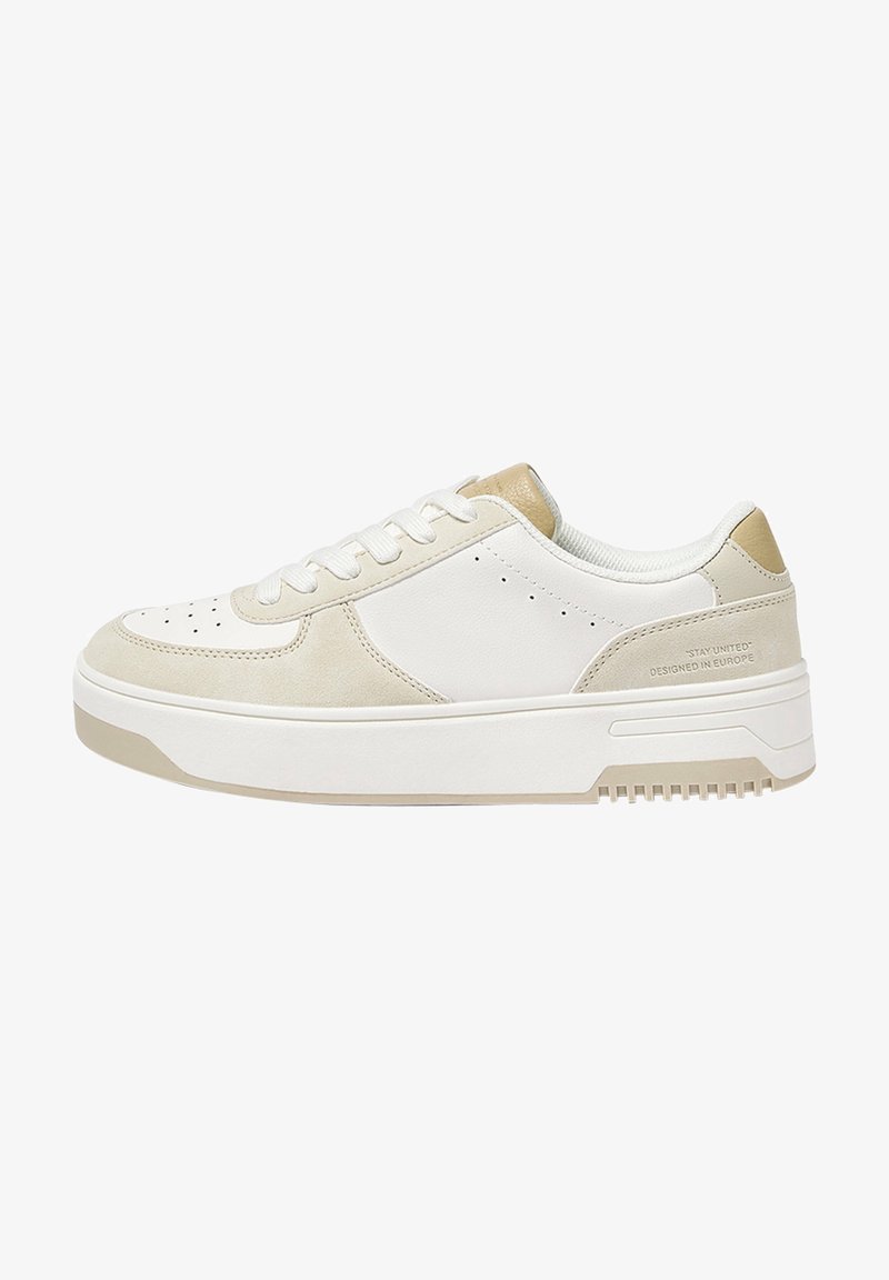 Białe i kremowe sneakersy z połączeniem gładkiej skóry i zamszu, z grubą podeszwą, okrągłym czubkiem oraz minimalnymi akcentami perforacji.