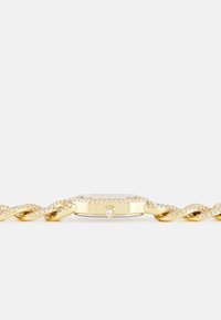 Goldfarbene Uhr mit einem verdrehten Armband, das ein rechteckiges Gehäuse besitzt und mit Kristallen entlang der Kanten und des Armbands verziert ist.