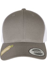 Snapback-keps med grå front och vit nätbakdel. Har en platt skärm och en etikett som anger återvunna material. Texturerad tyg.