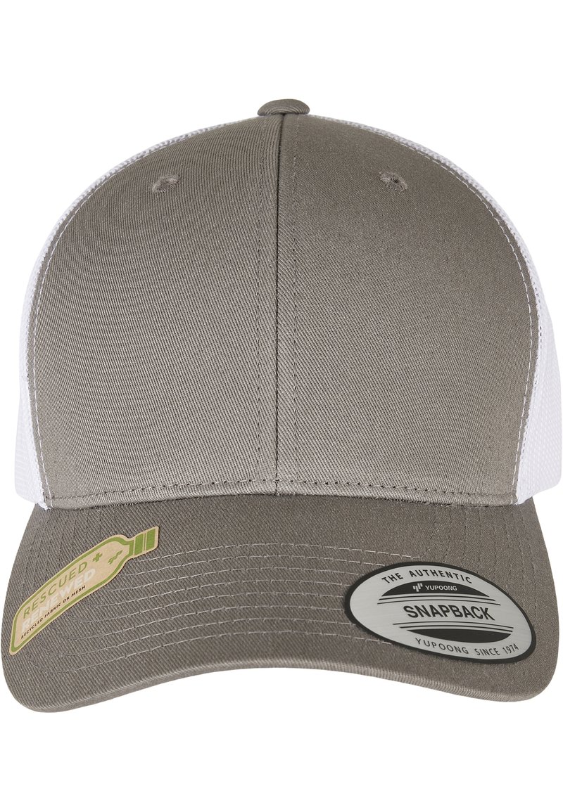 Snapback-keps med grå front och vit nätbakdel. Har en platt skärm och en etikett som anger återvunna material. Texturerad tyg.