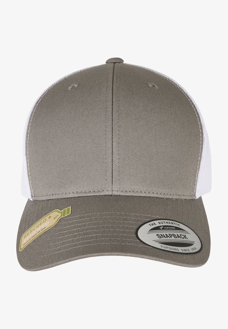 Šiltovka s prednou časťou v šedej farbe a bielym sieťovaným zadkom. Obsahuje plochý šilt a označenie, ktoré indikuje recyklované materiály. Textúrovaná tkanina.