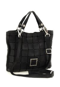 Borsa a mano in pelle nera con motivo trapuntato, ferramenta in argento, doppi manici corti e tracolla staccabile. Presenta un dettaglio quadrato con borchie.