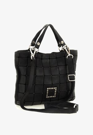 Borsa a mano in pelle nera con motivo trapuntato, ferramenta in argento, doppi manici corti e tracolla staccabile. Presenta un dettaglio quadrato con borchie.