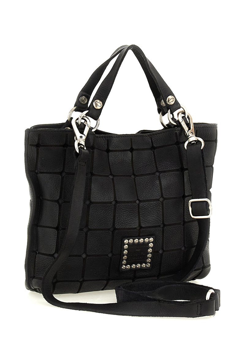 Borsa a mano in pelle nera con motivo trapuntato, ferramenta in argento, doppi manici corti e tracolla staccabile. Presenta un dettaglio quadrato con borchie.
