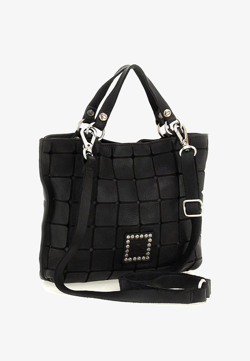 Borsa a mano in pelle nera con motivo trapuntato, ferramenta in argento, doppi manici corti e tracolla staccabile. Presenta un dettaglio quadrato con borchie.