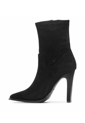 Stivale alla caviglia in camoscio nero con punta appuntita, tacco alto sottile e gambale a metà polpaccio.