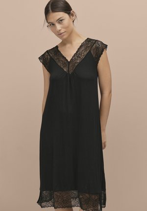 Robe noire avec bordures en dentelle aux épaules et à l'ourlet. Tissu doux, décolleté en V et coupe légèrement ample. Les accents en dentelle ajoutent de la texture et des détails.