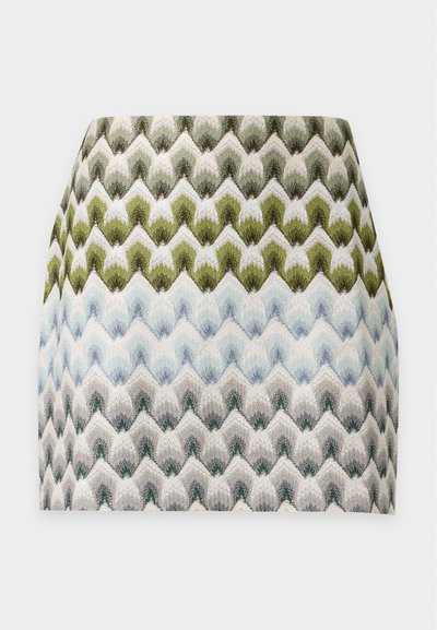 Mini-jupe bodycon en maille avec un motif chevron en zigzag dans des nuances de vert, bleu, gris et blanc.