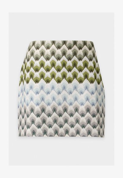 Mini-jupe bodycon en maille avec un motif chevron en zigzag dans des nuances de vert, bleu, gris et blanc.