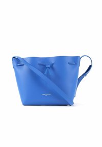 Sac en cuir bleu en forme de seau avec une texture lisse, fermeture à cordon et une sangle ajustable. Présente un logo en relief à l'avant.