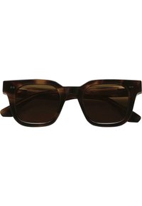 Lunettes de soleil en écaille de tortue avec une monture carrée, des verres foncés et des points d'accent distinctifs de chaque côté. Matériau en plastique lisse.