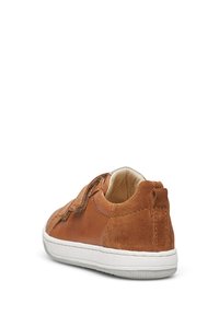 Sneaker in pelle marrone e suede con suola in gomma bianca e chiusura in velcro, caratterizzato da una punta arrotondata e dettagli testurizzati sul lato.